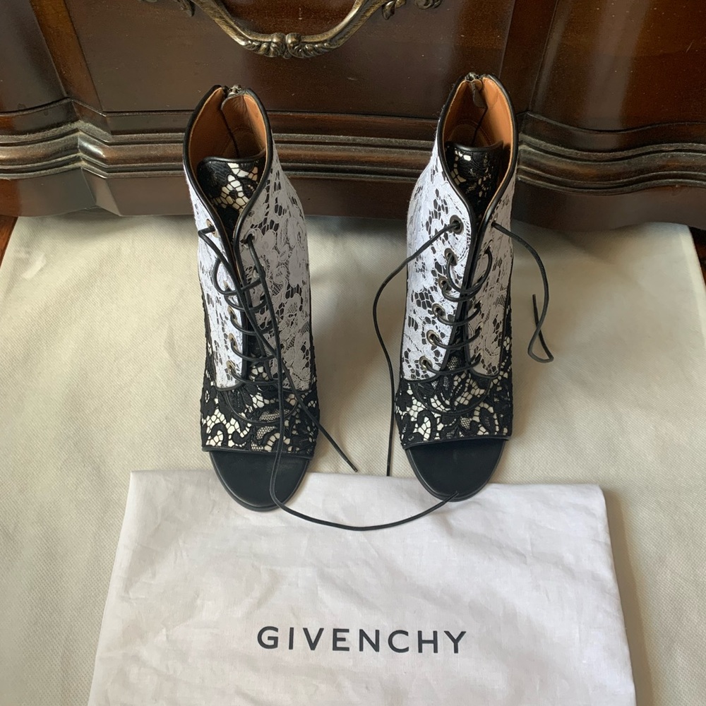 New Givenchy Lace Up Bootie, 39.5, White/Black